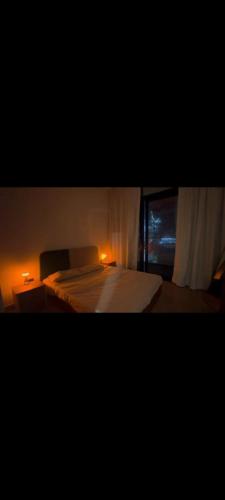 Ένα ή περισσότερα κρεβάτια σε δωμάτιο στο Luxury furnished 1BHK apartment Maria Vista