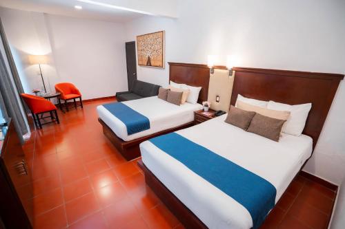 Ένα ή περισσότερα κρεβάτια σε δωμάτιο στο Hotel del Carmen, en el Centro- DESAYUNO Incluido !