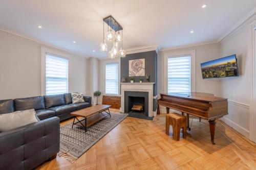 Posezení v ubytování Casa Francesca 6BR Villa & Heated Pool home