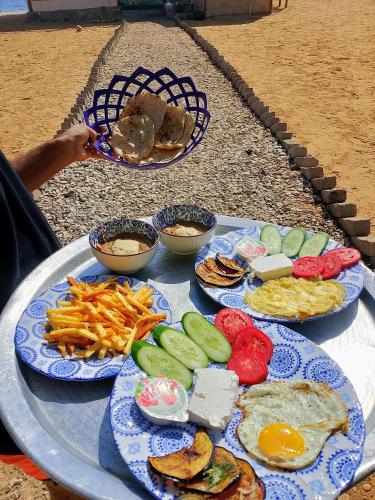 een tafel met borden ontbijtproducten erop bij Southern spirit in Nuweiba