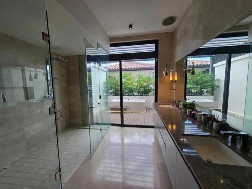 Un baño con ducha, lavabo y bañera. en Elegant Villa, en Los Destiladeros