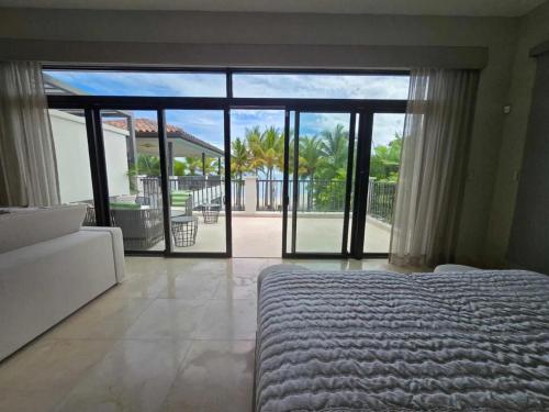 Un dormitorio con una cama y vista a un patio. en Elegant Villa, en Los Destiladeros