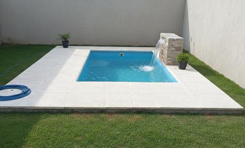 a small swimming pool in the middle of a yard at Casa Daia con cochera y piscina in Resistencia