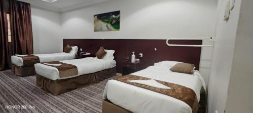 Postel nebo postele na pokoji v ubytování فندق سحر السيمت