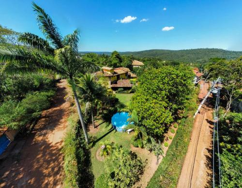 een luchtfoto van een resort met zwembad bij Casa Paraíso do Ribeirão in Lençóis