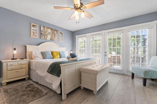 ein Schlafzimmer mit Bett und Deckenventilator in der Unterkunft GameRoom Canal Large Dock Pool 6 beds in Palm Coast