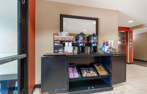 Un estante con comida y bebidas en una tienda. en Extended Stay America Suites - Baltimore - BWI Airport - Aero Dr, en Linthicum