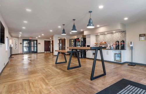 a large room with a table and a kitchen at Extended Stay America Premier Suites - Oakland - Alameda in Alameda