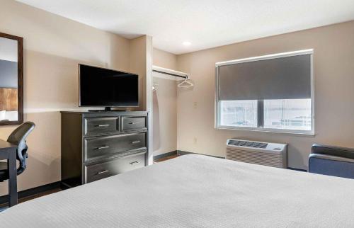 a hotel room with a bed and a flat screen tv at Extended Stay America Premier Suites - Oakland - Alameda in Alameda