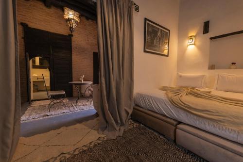 Ένα ή περισσότερα κρεβάτια σε δωμάτιο στο Riad Dar Bousga
