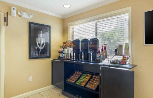 Un carrito de comida en una habitación con comida y bebidas. en Extended Stay America Suites - Austin - Downtown - Town Lake, en Austin