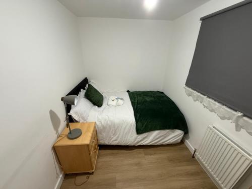 Uma cama ou camas num quarto em Modern double bed - Central Dartford