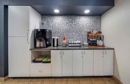 Kuchyň nebo kuchyňský kout v ubytování Extended Stay America Suites - Lawton - Fort Sill