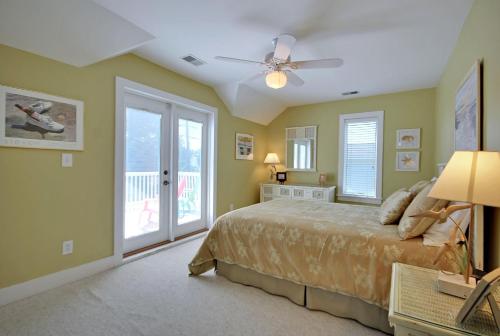 Ένα ή περισσότερα κρεβάτια σε δωμάτιο στο FS01: 1 Frank Sottile Lane