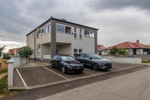 Apartments with parking space Vir - 25015