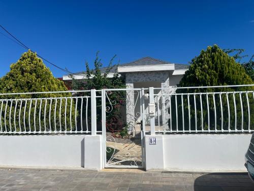 una puerta blanca frente a una casa en Villa Fina Aruba, en Palm-Eagle Beach