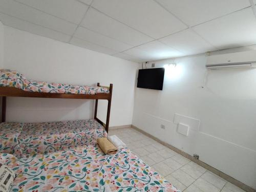 Gotas de Rocio في سان أنطونيو أويستي: غرفة نوم مع سرير وتلفزيون بشاشة مسطحة