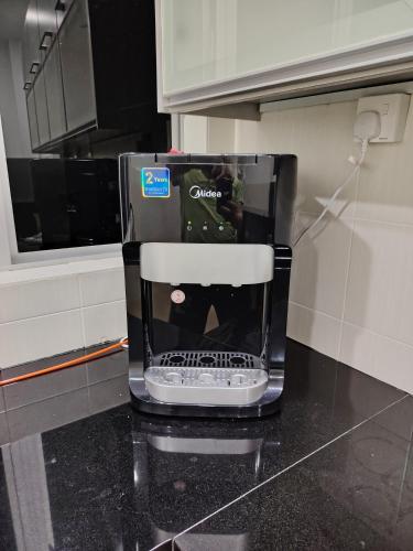 关丹YNY Guest House的厨房台面上的一个咖啡壶