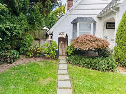 Φωτογραφία από το άλμπουμ του Beautiful 2 Bedroom Suite σε West Hempstead