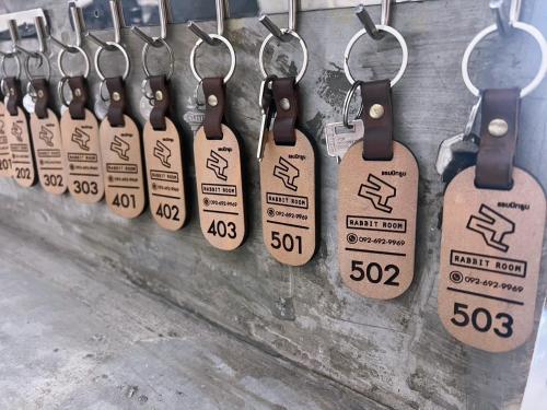 Et logo, certifikat, skilt eller en pris der bliver vist frem på Rabbit Room