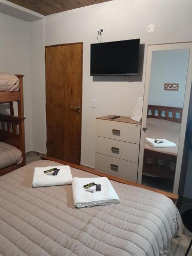 Un dormitorio con una cama con toallas. en Cafayate suite, en Cafayate