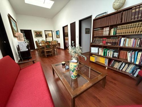 a living room with a red couch and a vase on a table at Napoles Clasico in Mexico City