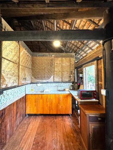 una cucina con mobili in legno e pavimento in legno di Cozy Paradise a Battambang