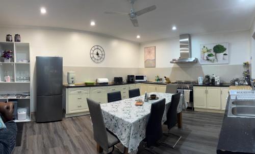 Kuchyň nebo kuchyňský kout v ubytování Naracoorte Central Accommodation