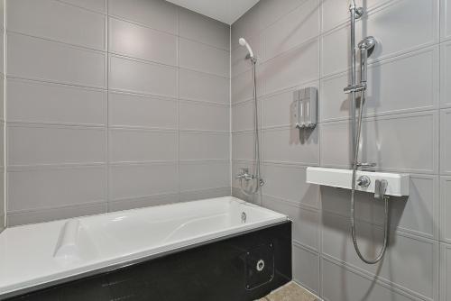 un baño con bañera y ducha en 더 씨엘, en Gyeongju