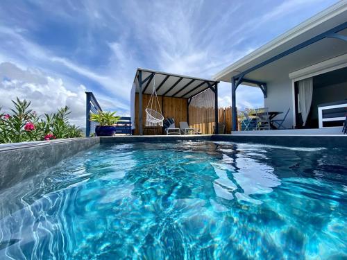 Hồ bơi trong/gần Blue Beach Cottage