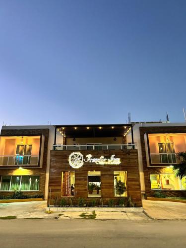 a building with a sign on the front of it at Hotel Framfor Inn Chetumal in Chetumal