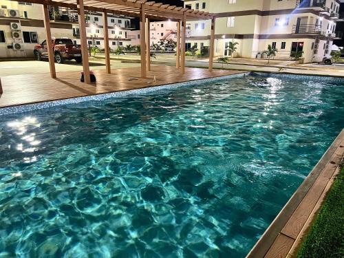 una piscina con acqua blu in un edificio di 4B Holiday Haven a Buccoo