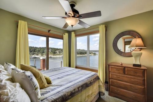 Una cama o camas en una habitación de Heavenly Waterfront Retreat - Boat dock, DEEP cove