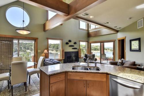 Galería fotográfica de Heavenly Waterfront Retreat - Boat dock, DEEP cove en Lago Vista