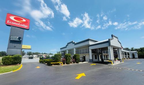a building with a fedex sign in a parking lot at Econo Lodge Lenoir City - Knoxville Area in Lenoir City