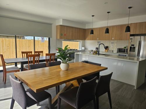 Kuchyň nebo kuchyňský kout v ubytování Maruve Guesthouse Plus- Modern Stay near Melb Airport 12 min