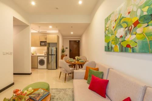 una sala de estar con una mesa y una pintura en la pared en Trizen OceanView, en Colombo