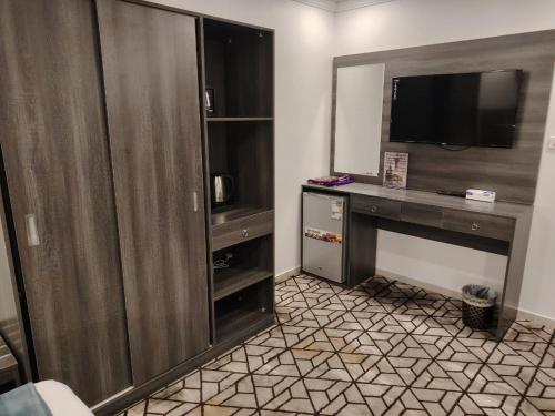 Cette chambre dispose d'un bureau et d'une télévision. dans l'établissement فندق الأولين حياة - مكه, à Ash Shishah