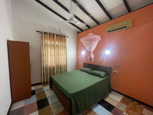 En eller flere senge i et værelse på Shasha Apartments