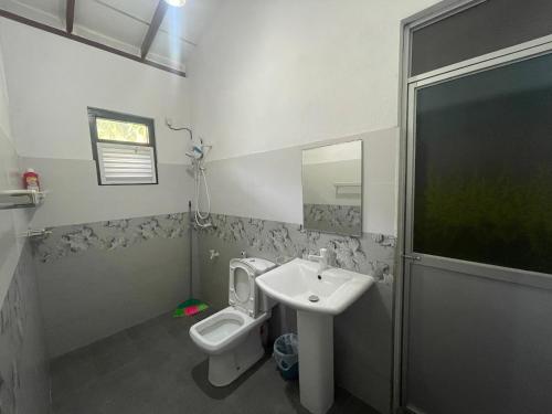 Et badeværelse på Shasha Apartments