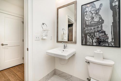 Koupelna v ubytování The Saddlery - The Vault - 2 Min Walk to Broadway