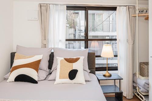 Postel nebo postele na pokoji v ubytování 西武新宿線徒歩三分 ZAITO Shimoochiai Stay