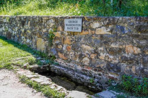 Fotografie z fotogalerie ubytování Creekside Fun Dog-friendly, Games & Fire Pit v destinaci Morton Grove