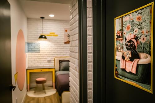 Ảnh trong thư viện ảnh của Mix mid-century modern by the Strip, Big TVs, King Bed, fast WiFi perfect for work or leisure ở Las Vegas