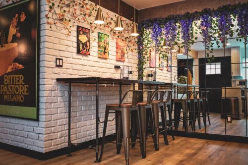 Nhà hàng/khu ăn uống khác tại Mix mid-century modern by the Strip, Big TVs, King Bed, fast WiFi perfect for work or leisure