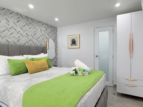 Voodi või voodid majutusasutuse Villa Margarita Luxury #B4, 5 min from the airport toas