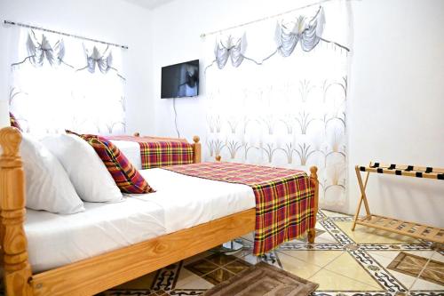 Un dormitorio con una cama con una cortina con mariposas. en Joyces Highview, en Kingstown