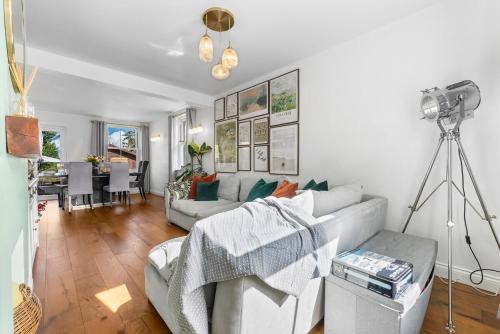 ein Wohnzimmer mit Sofa und Kamera in der Unterkunft Deppers Bridge, 3 Bedroom Property 