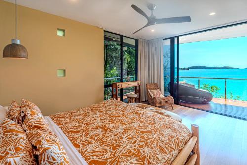 Postel nebo postele na pokoji v ubytování Edge 18 Waterfront Luxury