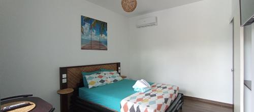 Postel nebo postele na pokoji v ubytování Villa Helene's Cozy Corner Retreat